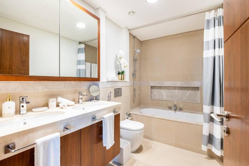 Larbi Breathtaking Burj And Fountain View Luxurious 2 Bed Apartamento Dubai Exterior foto